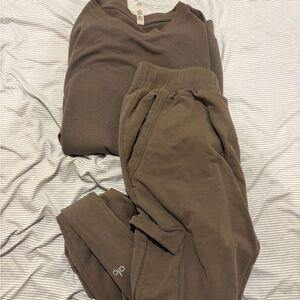 ALO Yoga olive soho sweatshirt (s) with cargo joggers (m)